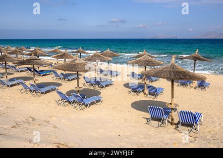 Splendida spiaggia di Marmari con sabbia dorata e acque color smeraldo. Isola di Kos, Grecia Foto Stock