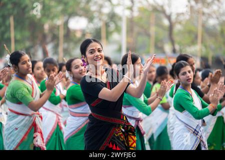 Guwahati, India. 6 aprile 2024. Un istruttore sta danzando Bihu e insegnando ai partecipanti durante un workshop di danza Bihu in vista del festival Rongali Bihu a Guwahati, Assam, India, il 6 aprile 2024. La danza Bihu è una forma di danza tradizionale dello stato di Assam, associata al festival Bihu, che segna l'inizio del nuovo anno Assamese. (Foto di David Talukdar/NurPhoto) credito: NurPhoto SRL/Alamy Live News Foto Stock