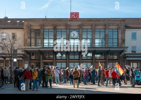 Kaiserslautern, Germania. 6 aprile 2024. Edificio della stazione ferroviaria di Kaiserslautern con manifestanti in attesa di iniziare la marcia. L’alleanza “Kaiserslautern gegen Rechts” (Kaiserslautern contro la destra) ha organizzato una marcia di protesta sabato 6 marzo alle 10:30, la protesta per la solidarietà, diversità e democrazia iniziano con una breve manifestazione presso il piazzale della stazione ferroviaria di Kaiserslautern a Kaiserslautern e proseguono con una marcia attraverso il centro della città. Crediti: Gustav Zygmund/Alamy News Foto Stock