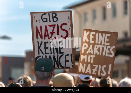 Kaiserslautern, Germania. 6 aprile 2024. Primo piano dei segnali di protesta anti-nazista. L’alleanza “Kaiserslautern gegen Rechts” (Kaiserslautern contro la destra) ha organizzato una marcia di protesta sabato 6 marzo alle 10:30, la protesta per la solidarietà, diversità e democrazia iniziano con una breve manifestazione presso il piazzale della stazione ferroviaria di Kaiserslautern a Kaiserslautern e proseguono con una marcia attraverso il centro della città. Crediti: Gustav Zygmund/Alamy News Foto Stock