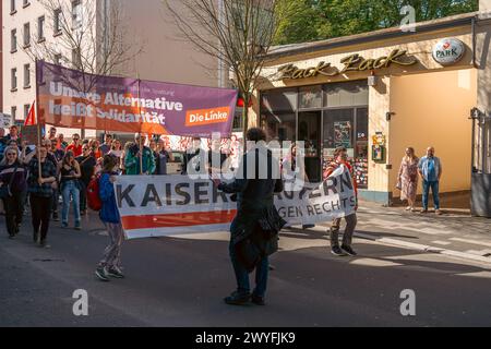 Kaiserslautern, Germania. 6 aprile 2024. Manifestanti e passanti in Richard-Wagner Street. L’alleanza “Kaiserslautern gegen Rechts” (Kaiserslautern contro la destra) ha organizzato una marcia di protesta sabato 6 marzo alle 10:30, la protesta per la solidarietà, diversità e democrazia iniziano con una breve manifestazione presso il piazzale della stazione ferroviaria di Kaiserslautern a Kaiserslautern e proseguono con una marcia attraverso il centro della città. Crediti: Gustav Zygmund/Alamy News Foto Stock