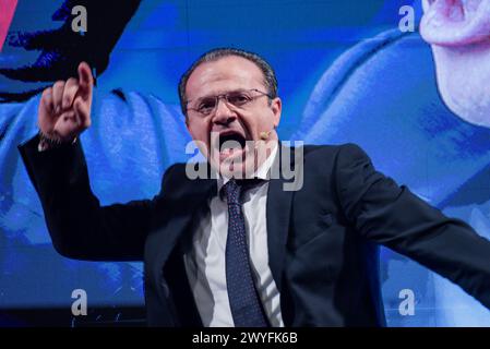 Roma, Italia. 6 aprile 2024. Cateno De Luca, sindaco di Taormina e leader del partito Sud chiama Nord (Sud chiama Nord), parla dal palco durante l'evento di apertura della campagna elettorale della lista "libertà", per le elezioni europee dell'8 e 9 giugno 2024. La lista "libertà” riunisce diciassette movimenti e piccoli partiti politici italiani. Credito: SOPA Images Limited/Alamy Live News Foto Stock