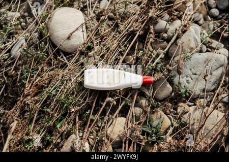 Inquinamento plastico lungo le rive di un fiume della Pianura Padana (Cuneo, Piemonte, Italia) Foto Stock