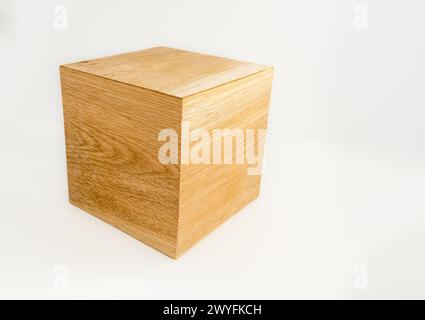 grande cubo di legno di quercia europea isolato su sfondo bianco Foto Stock