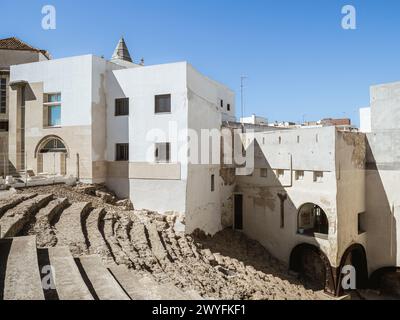 Foto delle rovine del Teatro Romano a Cadice, Spagna, in una calda giornata di sole. Paesaggio con antico teatro romano e antichi edifici nel centro della città di ca Foto Stock