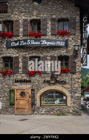 Facciata del jazz club - bar dal vivo Les 5 Rues nel centro storico del villaggio alpino in estate, Megeve, alta Savoia, Alvernia, Rodano Alpes, Francia Foto Stock