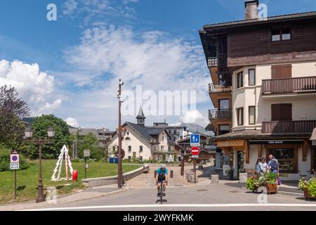 La città alpina, una delle più famose stazioni sciistiche del mondo, concepita negli anni '1920 dalla famiglia Rothschild, Megeve, Haute Savoie, Francia Foto Stock