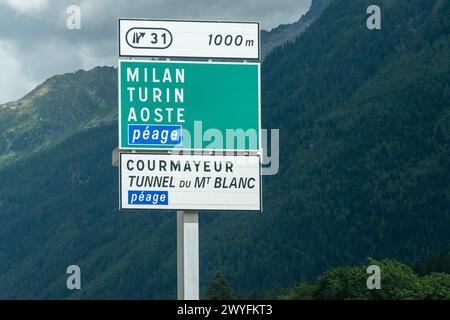 Segui le indicazioni per l'autostrada 205 o Route Blanche (percorso bianco) a causa della sua neve, con le indicazioni per il tunnel del Monte bianco, l'alta Savoia, Francia Foto Stock