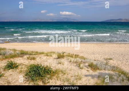 Splendida spiaggia di Marmari con sabbia dorata e acque color smeraldo. Isola di Kos, Grecia Foto Stock