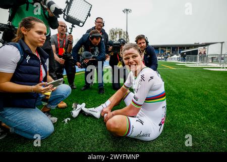 Roubaix, Francia. 6 aprile 2024. Belga Lotte Kopecky di SD Worx - Protime festeggia dopo aver vinto la quarta edizione della gara d'élite femminile della manifestazione ciclistica 'Paris-Roubaix', 148, a 5 km da Denain a Roubaix, Francia, sabato 06 aprile 2024. BELGA PHOTO POOL ETIENNE GARNIER credito: Belga News Agency/Alamy Live News Foto Stock