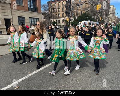 49esima parata annuale del giorno di San Patrizio nel 2024 a Park Slope, Brooklyn, New York. Foto Stock