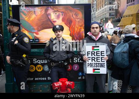 Liberata Gaza, cessate il fuoco ora manifestazione a Times Square tenutasi il 30 marzo noto come giorno della Terra o giorno della Terra. Foto Stock