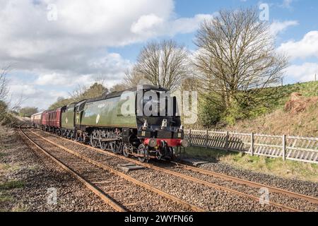 Treno a vapore 'Tangmere', (34067, ) che ritorna a York da Carlisle e passa per Long Preston il 13 aprile 2024. Foto Stock