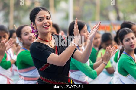 6 aprile 2024: Un'istruttrice danza Bihu, mentre insegna ai partecipanti durante un workshop di danza Bihu, in vista del festival Rongali Bihu, a Guwahati, Assam, India, il 6 aprile 2024. La danza Bihu è una forma di danza tradizionale dello stato di Assam, associata al festival Bihu, che segna l'inizio del nuovo anno Assamese. (Immagine di credito: © David Talukdar/ZUMA Press Wire) SOLO PER USO EDITORIALE! Non per USO commerciale! Crediti: ZUMA Press, Inc./Alamy Live News Foto Stock