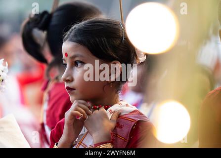6 aprile 2024: I bambini partecipano ad un workshop di danza Bihu, in vista del festival Rongali Bihu, a Guwahati, Assam, India, il 6 aprile 2024. La danza Bihu è una forma di danza tradizionale dello stato di Assam, associata al festival Bihu, che segna l'inizio del nuovo anno Assamese. (Immagine di credito: © David Talukdar/ZUMA Press Wire) SOLO PER USO EDITORIALE! Non per USO commerciale! Crediti: ZUMA Press, Inc./Alamy Live News Foto Stock