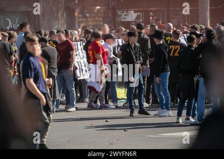 Roma, Italia. 6 aprile 2024. Derby Roma Lazio, ingresso dei tifosi allo stadio senza disordini, Roma, sabato sabato 06 aprile 2024 (foto Francesco Benvenuti/Lapresse) Derby Roma Lazio, i tifosi entrano nello stadio senza disordini, Roma, sabato 06 aprile 2024 (foto Francesco Benvenuti/Lapresse) crediti: LaPresse/Alamy Live News Foto Stock