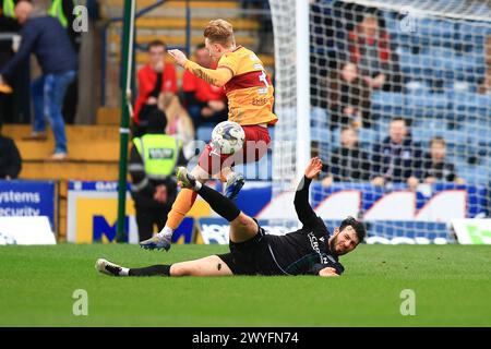 6 aprile 2024; Dens Park, Dundee, Scozia: Scottish Premiership Football, Dundee contro Motherwell; Georgie Gent di Motherwell viene affrontato da Antonio Portales di Dundee Foto Stock