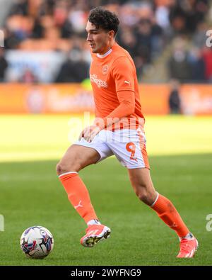 Kyle Joseph di Blackpool fa una pausa con il pallone durante la partita Sky Bet League 1 Blackpool vs Cambridge United a Bloomfield Road, Blackpool, Regno Unito, 6 aprile 2024 (foto di Craig Thomas/News Images) Foto Stock