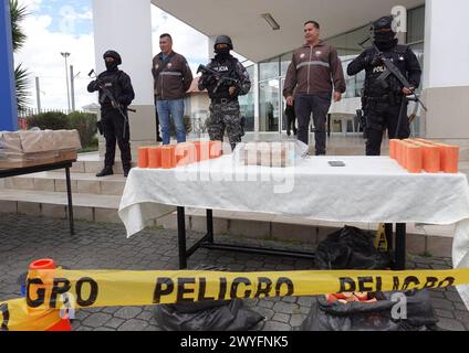 CUENCA-OPERATIVO-ALMACENAMIENTO EXPLOSIVOS Cuenca, Ecuador 6 de abril de 2024 la Direccion General de Inteligencia DGI y Policia judicial tras labores de Investigacion localizaron una vivienda donde se almacenaba explosivos, ademas se encontro una granada, balas de fusil, entre otros. Un venezolano que era parte de la agrupacion Los Lobos fue detenido. EN la Policia judicial del Azuay el CoronelWalter Villamarin en rueda de prensa dio detalle de lo que fue el operativo la noche de ayer. foto Boris Romoleroux/API. CLJ-CUENCA-OPERATIVO-ALMACENAMIENTOEXPLOSIVOS-BA8F4EBE4F2014DE69B0A60460F0EDC0 *** Foto Stock