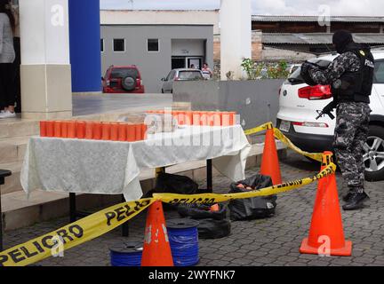 CUENCA-OPERATIVO-ALMACENAMIENTO EXPLOSIVOS Cuenca, Ecuador 6 de abril de 2024 la Direccion General de Inteligencia DGI y Policia judicial tras labores de Investigacion localizaron una vivienda donde se almacenaba explosivos, ademas se encontro una granada, balas de fusil, entre otros. Un venezolano que era parte de la agrupacion Los Lobos fue detenido. EN la Policia judicial del Azuay el CoronelWalter Villamarin en rueda de prensa dio detalle de lo que fue el operativo la noche de ayer. foto Boris Romoleroux/API. CLJ-CUENCA-OPERATIVO-ALMACENAMIENTOEXPLOSIVOS-55202D15E365BA64D083F80F70B2AAB *** Foto Stock