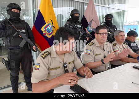 CUENCA-OPERATIVO-ALMACENAMIENTO EXPLOSIVOS Cuenca, Ecuador 6 de abril de 2024 la Direccion General de Inteligencia DGI y Policia judicial tras labores de Investigacion localizaron una vivienda donde se almacenaba explosivos, ademas se encontro una granada, balas de fusil, entre otros. Un venezolano que era parte de la agrupacion Los Lobos fue detenido. EN la Policia judicial del Azuay el CoronelWalter Villamarin en rueda de prensa dio detalle de lo que fue el operativo la noche de ayer. foto Boris Romoleroux/API. CLJ-CUENCA-OPERATIVO-ALMACENAMIENTOEXPLOSIVOS-3383F317A441F84952D590B77249A6F *** Foto Stock