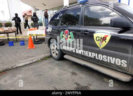 CUENCA-OPERATIVO-ALMACENAMIENTO EXPLOSIVOS Cuenca, Ecuador 6 de abril de 2024 la Direccion General de Inteligencia DGI y Policia judicial tras labores de Investigacion localizaron una vivienda donde se almacenaba explosivos, ademas se encontro una granada, balas de fusil, entre otros. Un venezolano que era parte de la agrupacion Los Lobos fue detenido. EN la Policia judicial del Azuay el CoronelWalter Villamarin en rueda de prensa dio detalle de lo que fue el operativo la noche de ayer. foto Boris Romoleroux/API. CLJ-CUENCA-OPERATIVO-ALMACENAMIENTOEXPLOSIVOS-37C6261E9844425293438F6DDD75033F *** Foto Stock