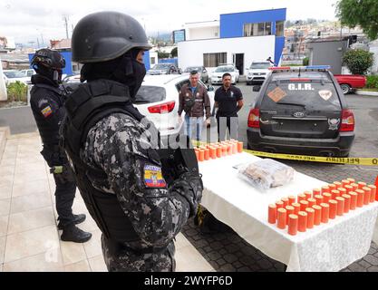 CUENCA-OPERATIVO-ALMACENAMIENTO EXPLOSIVOS Cuenca, Ecuador 6 de abril de 2024 la Direccion General de Inteligencia DGI y Policia judicial tras labores de Investigacion localizaron una vivienda donde se almacenaba explosivos, ademas se encontro una granada, balas de fusil, entre otros. Un venezolano que era parte de la agrupacion Los Lobos fue detenido. EN la Policia judicial del Azuay el CoronelWalter Villamarin en rueda de prensa dio detalle de lo que fue el operativo la noche de ayer. foto Boris Romoleroux/API. CLJ-CUENCA-OPERATIVO-ALMACENAMIENTOEXPLOSIVOS-EC8C9812954AEBECDED9EF2D0129CE9C *** Foto Stock