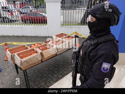 CUENCA-OPERATIVO-ALMACENAMIENTO EXPLOSIVOS Cuenca, Ecuador 6 de abril de 2024 la Direccion General de Inteligencia DGI y Policia judicial tras labores de Investigacion localizaron una vivienda donde se almacenaba explosivos, ademas se encontro una granada, balas de fusil, entre otros. Un venezolano que era parte de la agrupacion Los Lobos fue detenido. EN la Policia judicial del Azuay el CoronelWalter Villamarin en rueda de prensa dio detalle de lo que fue el operativo la noche de ayer. foto Boris Romoleroux/API. CLJ-CUENCA-OPERATIVO-ALMACENAMIENTOEXPLOSIVOS-FC39C68FC2EB234C2B8CF8504F90B1F4 *** Foto Stock