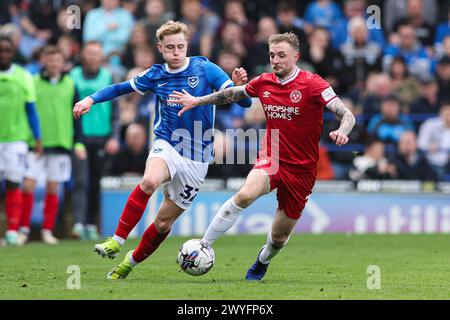 Paddy Lane di Portsmouth (a sinistra) e Carl Winchester di Shrewsbury Town (a destra) combattono per il pallone durante la partita Sky Bet League One a Fratton Park, Portsmouth. Data foto: Sabato 6 aprile 2024. Foto Stock