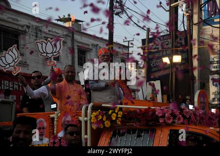 Ghaziabad, Uttarpradesh, India. 6 aprile 2024. Il primo ministro Narendra modi con l'Uttar Pradesh il primo ministro Yogi Adityanath durante un Road show in vista delle elezioni generali a Ghaziabad, Uttarpradesh il 6 aprile 2024 (Credit Image: © Deep Nair/ZUMA Press Wire) SOLO PER USO EDITORIALE! Non per USO commerciale! Foto Stock