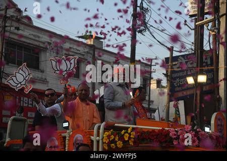 Ghaziabad, Uttarpradesh, India. 6 aprile 2024. Il primo ministro Narendra modi con l'Uttar Pradesh il primo ministro Yogi Adityanath durante un Road show in vista delle elezioni generali a Ghaziabad, Uttarpradesh il 6 aprile 2024 (Credit Image: © Deep Nair/ZUMA Press Wire) SOLO PER USO EDITORIALE! Non per USO commerciale! Foto Stock