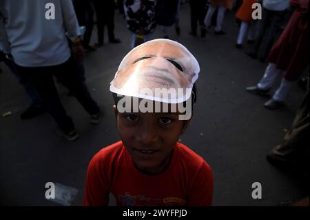 Ghaziabad, Uttarpradesh, India. 6 aprile 2024. Un ragazzo indossa la maschera facciale del primo ministro indiano modi mentre aspetta il suo arrivo prima delle elezioni generali, Ghaziabad, India, il 6 aprile 2024 (Credit Image: © Deep Nair/ZUMA Press Wire) SOLO USO EDITORIALE! Non per USO commerciale! Foto Stock