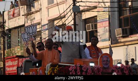 Ghaziabad, Uttarpradesh, India. 6 aprile 2024. Il primo ministro Narendra modi con l'Uttar Pradesh il primo ministro Yogi Adityanath durante un Road show in vista delle elezioni generali a Ghaziabad, Uttarpradesh il 6 aprile 2024 (Credit Image: © Deep Nair/ZUMA Press Wire) SOLO PER USO EDITORIALE! Non per USO commerciale! Foto Stock