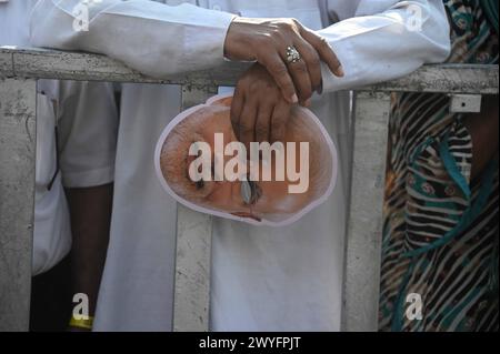 Ghaziabad, Uttarpradesh, India. 6 aprile 2024. Un sostenitore tiene la maschera del primo Minnister modi in attesa del suo arrivo, in vista delle elezioni generali, a Ghaziabad, India, il 6 aprile 2024 (Credit Image: © Deep Nair/ZUMA Press Wire) SOLO PER USO EDITORIALE! Non per USO commerciale! Foto Stock