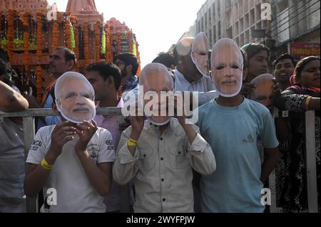 Ghaziabad, Uttarpradesh, India. 6 aprile 2024. Un sostenitore indossa la maschera del primo ministro indiano mentre aspetta il suo arrivo prima delle elezioni generali, a Ghaziabad, India, il 6 aprile 2024 (Credit Image: © Deep Nair/ZUMA Press Wire) SOLO USO EDITORIALE! Non per USO commerciale! Foto Stock