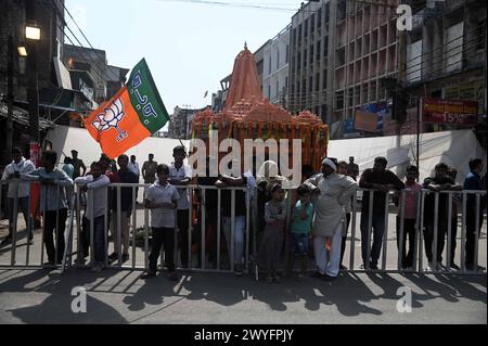 Ghaziabad, Uttarpradesh, India. 6 aprile 2024. Le persone si trovano di fronte a un modello in scala del tempio di Lord RAM, inaudito a gennaio, mentre aspettano l'arrivo del primo ministro indiano Narendra modi, in vista delle elezioni generali, a Ghaziabad, India, il 6 aprile 2024 (Credit Image: © Deep Nair/ZUMA Press Wire) SOLO PER USO EDITORIALE! Non per USO commerciale! Foto Stock