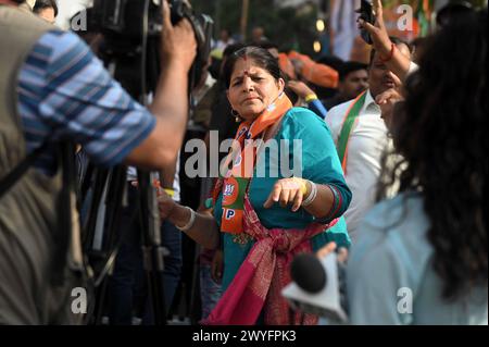 Ghaziabad, Uttarpradesh, India. 6 aprile 2024. Una sostenitrice del Bhartiya Janata Party ( BJP ) danzerà mentre attende l'arrivo del primo ministro indiano Narendra modi, prima delle elezioni generali, a Ghaziabad, India, il 6 aprile 2024 (Credit Image: © Deep Nair/ZUMA Press Wire) SOLO PER USO EDITORIALE! Non per USO commerciale! Foto Stock