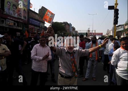 Ghaziabad, Uttarpradesh, India. 6 aprile 2024. Un sostenitore indossa la maschera facciale del primo Ministro indiano mentre aspetta il suo arrivo, in vista delle elezioni generali a Ghaziabad, India, il 6 aprile 2024 (Credit Image: © Deep Nair/ZUMA Press Wire) SOLO PER USO EDITORIALE! Non per USO commerciale! Foto Stock