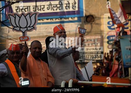 Ghaziabad, Uttarpradesh, India. 6 aprile 2024. Il primo ministro Narendra modi con l'Uttar Pradesh il primo ministro Yogi Adityanath durante un Road show in vista delle elezioni generali a Ghaziabad, Uttarpradesh il 6 aprile 2024 (Credit Image: © Deep Nair/ZUMA Press Wire) SOLO PER USO EDITORIALE! Non per USO commerciale! Foto Stock