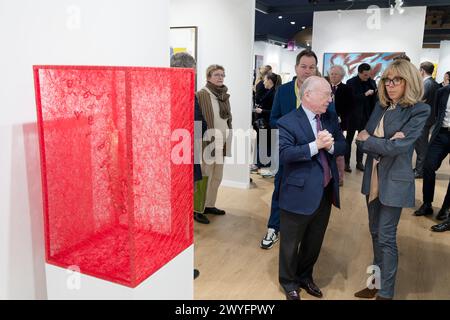 Parigi, Francia. 5 aprile 2024. Daniel Templon e Brigitte Macron partecipano all'Art Paris Fair 2024 il 5 aprile 2024 a Parigi, Francia. Credito: Gerard Crossay Foto Stock