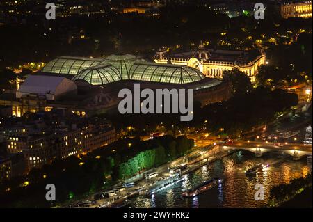 Il Grand Palais e la Senna vista aerea di notte Foto Stock