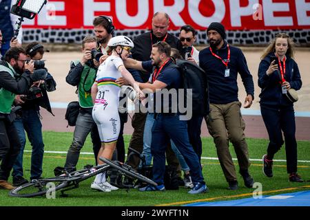 Roubaix, Francia. 6 aprile 2024. Belga Lotte Kopecky di SD Worx - Protime festeggia dopo aver vinto la quarta edizione della gara d'élite femminile della manifestazione ciclistica 'Paris-Roubaix', 148, a 5 km da Denain a Roubaix, Francia, sabato 06 aprile 2024. BELGA PHOTO JASPER JACOBS credito: Belga News Agency/Alamy Live News Foto Stock