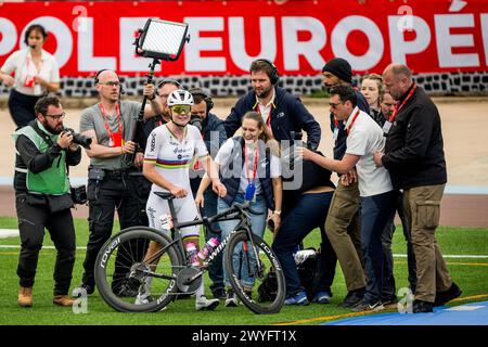 Roubaix, Francia. 6 aprile 2024. Belga Lotte Kopecky di SD Worx - Protime festeggia dopo aver vinto la quarta edizione della gara d'élite femminile della manifestazione ciclistica 'Paris-Roubaix', 148, a 5 km da Denain a Roubaix, Francia, sabato 06 aprile 2024. BELGA PHOTO JASPER JACOBS credito: Belga News Agency/Alamy Live News Foto Stock