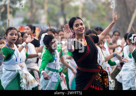 6 aprile 2024: Un'istruttrice danza Bihu, mentre insegna ai partecipanti durante un workshop di danza Bihu, in vista del festival Rongali Bihu, a Guwahati, Assam, India, il 6 aprile 2024. La danza Bihu è una forma di danza tradizionale dello stato di Assam, associata al festival Bihu, che segna l'inizio del nuovo anno Assamese. (Immagine di credito: © David Talukdar/ZUMA Press Wire) SOLO PER USO EDITORIALE! Non per USO commerciale! Crediti: ZUMA Press, Inc./Alamy Live News Foto Stock