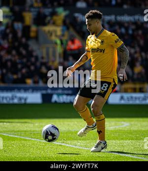 6 aprile 2024; Molineux Stadium, Wolverhampton, West Midlands, Inghilterra; Premier League Football, Wolverhampton Wanderers contro il West Ham United; Joao Gomes dei Wolves sul pallone Foto Stock