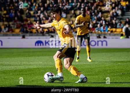 6 aprile 2024; Molineux Stadium, Wolverhampton, West Midlands, Inghilterra; Premier League Football, Wolverhampton Wanderers contro il West Ham United; Hugo Bueno dei Wolves sul pallone Foto Stock