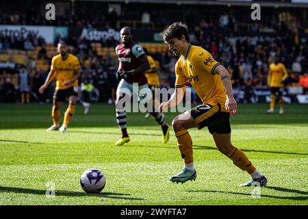 6 aprile 2024; Molineux Stadium, Wolverhampton, West Midlands, Inghilterra; Premier League Football, Wolverhampton Wanderers contro il West Ham United; Hugo Bueno dei Wolves sul pallone Foto Stock