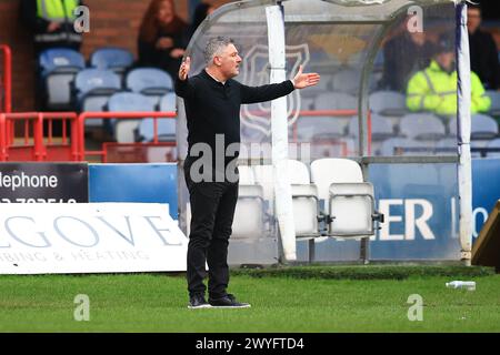 6 aprile 2024; Dens Park, Dundee, Scozia: Scottish Premiership Football, Dundee contro Motherwell; il manager del Dundee Tony Docherty protesta per una decisione Foto Stock