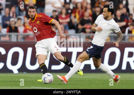 Roma, Italia. 6 aprile 2024. Romaâ&#x80;&#x99;il centrocampista italiano Bryan Cristante sfida per il pallone con l'attaccante brasiliano della Lazio Felipe Anderson durante la partita di serie A tra AS Roma e SS Lazio allo Stadio Olimpico di Roma, Italia, il 6 aprile 2024. Credito: Agenzia fotografica indipendente/Alamy Live News Foto Stock