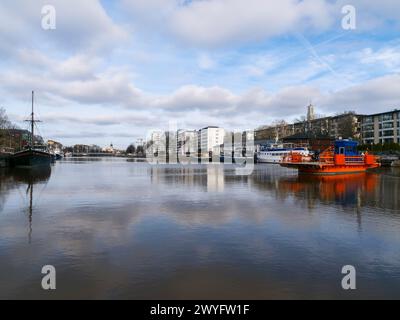 Il traghetto arancione Föri ad Aurajoki al tramonto. Turku, Finlandia Foto Stock